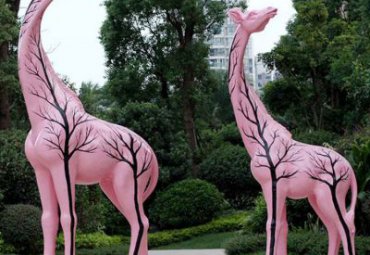 玻璃鋼彩繪動物長頸鹿雕塑景區(qū)園林小品擺件