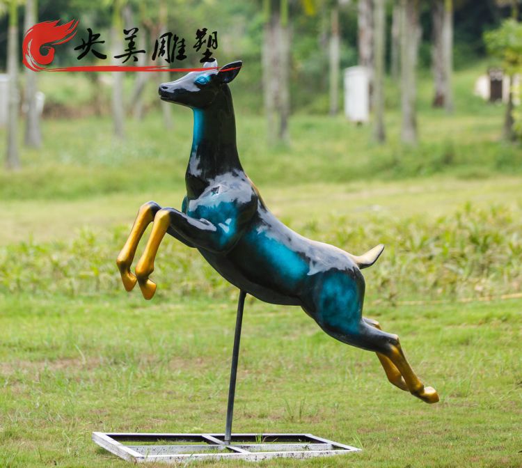 園林草坪玻璃鋼抽象梅花鹿雕塑圖片 園林草坪玻璃鋼抽象梅花鹿雕塑圖片