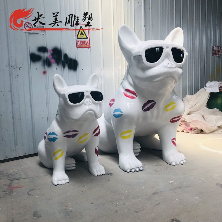 城市商業(yè)廣場擺放玻璃鋼卡通狗雕塑圖片 城市商業(yè)廣場擺放玻璃鋼卡通狗雕塑圖片