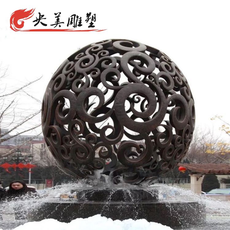 公園水池擺放不銹鋼鏤空景觀球圖片 公園水池擺放不銹鋼鏤空景觀球圖片