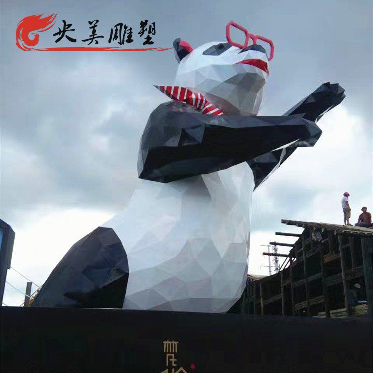 城市廣場玻璃鋼幾何創意戴眼鏡的大型熊貓雕塑圖片 城市廣場玻璃鋼幾何創意戴眼鏡的大型熊貓雕塑圖片