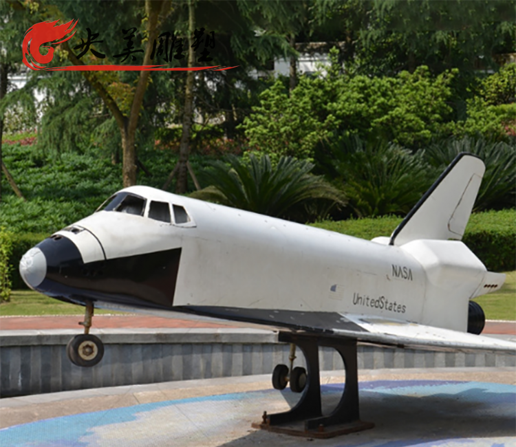 校園廣場(chǎng)玻璃鋼飛機(jī)模型裝飾擺件景觀雕塑圖片 校園廣場(chǎng)玻璃鋼飛機(jī)模型裝飾擺件景觀雕塑圖片