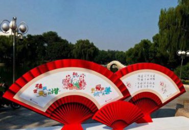 街道公園玻璃鋼創(chuàng)意宣傳折扇景觀(guān)雕塑
