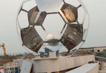 體育公園擺放不銹鋼鏤空足球景觀(guān)雕塑