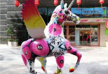 商業(yè)街戶(hù)外園林?jǐn)[放玻璃鋼彩繪飛馬小品雕塑