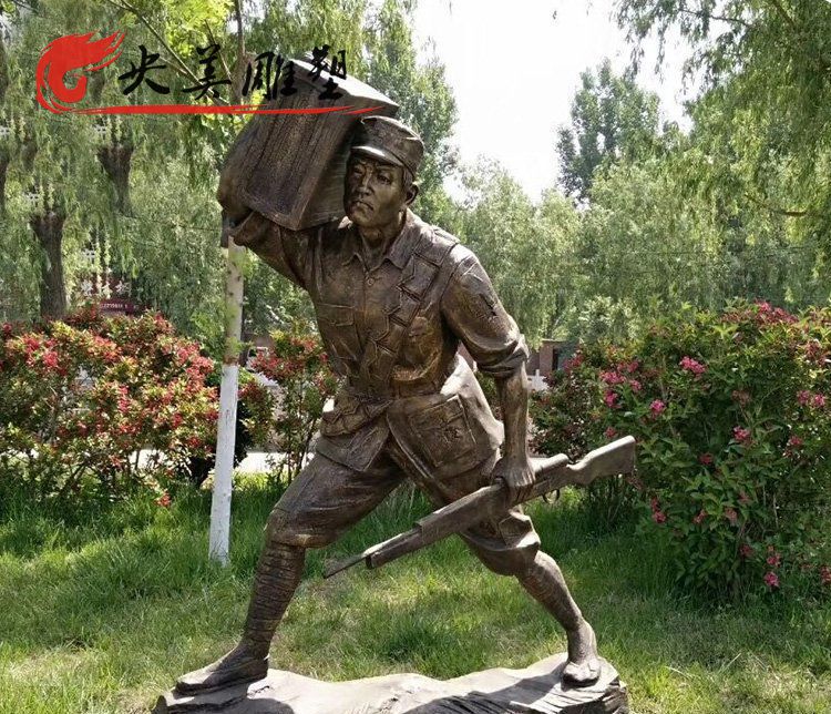 景區花園英雄人物景觀玻璃鋼仿銅扛著箱子的八路軍雕塑圖片 景區花園英雄人物景觀玻璃鋼仿銅扛著箱子的八路軍雕塑圖片