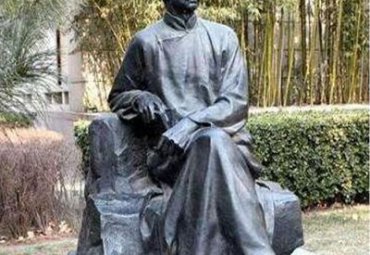 校園花園玻璃鋼仿銅坐著的名人景觀魯迅雕塑