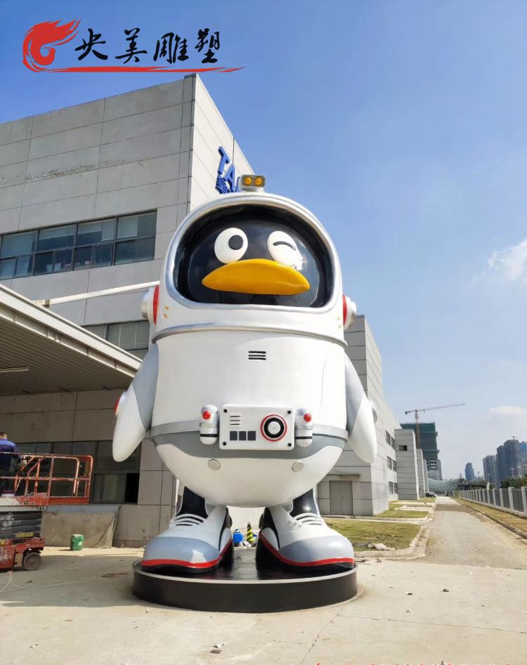 商超門口大型玻璃鋼創意太空企鵝雕塑圖片 商超門口大型玻璃鋼創意太空企鵝雕塑圖片