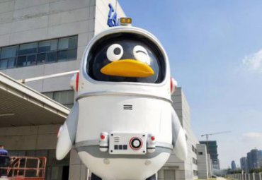 商超門口大型玻璃鋼創意太空企鵝雕塑