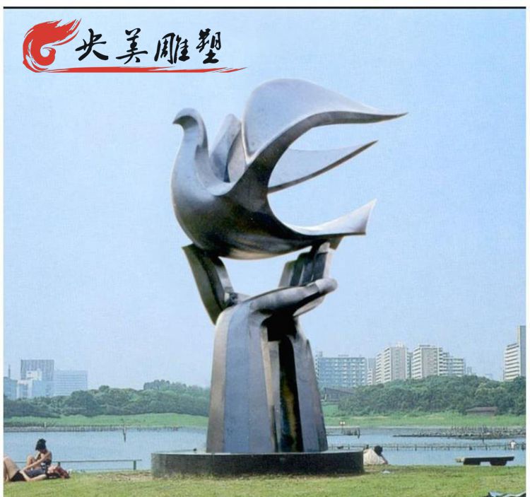 景區(qū)公園擺放抽象白鋼手托鴿子景觀雕塑圖片 景區(qū)公園擺放抽象白鋼手托鴿子景觀雕塑圖片