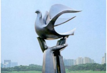景區公園擺放抽象白鋼手托鴿子景觀雕塑