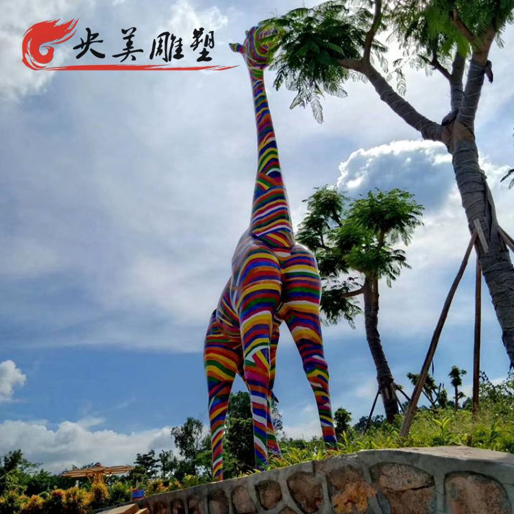度假村公園大型玻璃鋼彩繪動(dòng)物擺件吃葉子的長(zhǎng)頸鹿雕塑圖片 度假村公園大型玻璃鋼彩繪動(dòng)物擺件吃葉子的長(zhǎng)頸鹿雕塑圖片