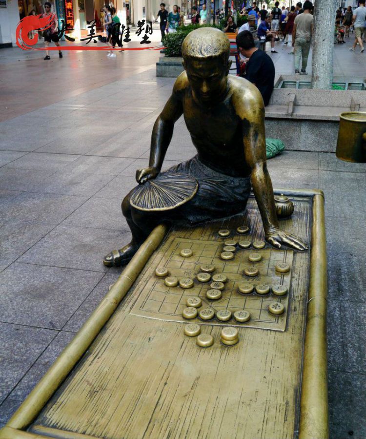 步行街下象棋情景人物小品玻璃鋼仿銅雕塑圖片 步行街下象棋情景人物小品玻璃鋼仿銅雕塑圖片