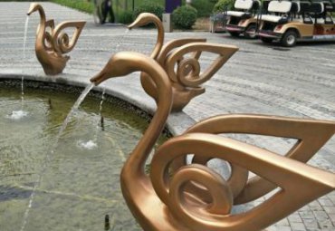 公園廣場玻璃鋼流水?dāng)[件抽象天鵝雕塑