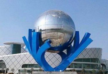 景區廣場擺放大型不銹鋼鏡面地球儀景觀雕塑