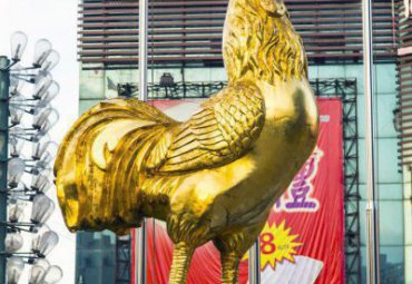 園林廣場擺放金屬不銹鋼地球儀上公雞標識雕塑