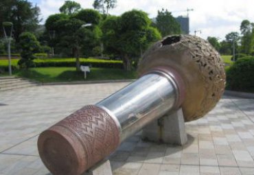 廣場公園擺放創(chuàng)意不銹鋼鏤空話筒藝術(shù)景觀雕塑