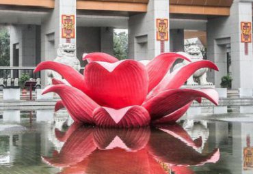 廣場噴泉水池?cái)[放玻璃鋼彩繪仿真荷花景觀雕塑