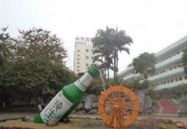 酒廠園林擺放玻璃鋼仿真酒瓶流水噴泉雕塑