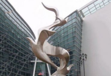 學校廣場擺放抽象不銹鋼飛翔鴿子景觀雕塑