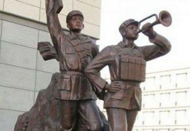 景區景點玻璃鋼仿銅英雄人物吹號角的八路軍雕塑