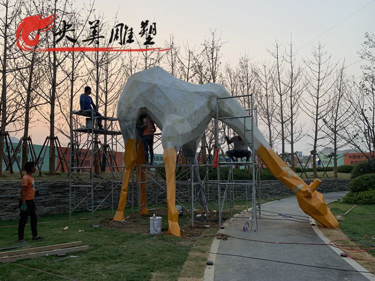 園林動物景觀大型玻璃鋼幾何抽象長頸鹿雕塑圖片 園林動物景觀大型玻璃鋼幾何抽象長頸鹿雕塑圖片