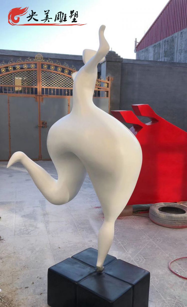 商業(yè)廣場擺放創(chuàng)意玻璃鋼抽象人物雕塑圖片 商業(yè)廣場擺放創(chuàng)意玻璃鋼抽象人物雕塑圖片