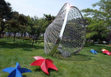 景區公園戶外草地擺放抽象不銹鋼鏤空貝殼雕塑