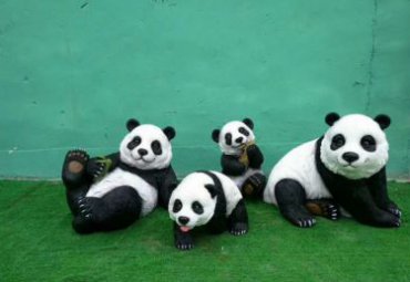 景區園林戶外擺放玻璃鋼仿真動物熊貓組合雕塑