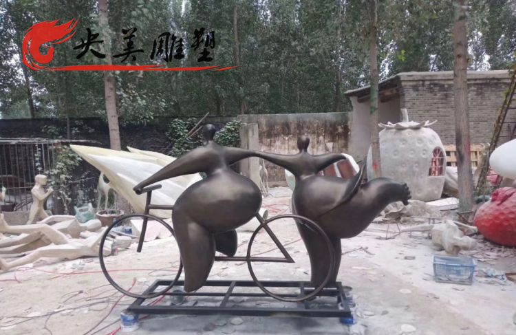 創(chuàng)意玻璃鋼仿銅抽象騎車人物小品城市園林雕塑圖片 創(chuàng)意玻璃鋼仿銅抽象騎車人物小品城市園林雕塑圖片