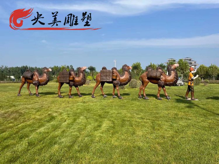 景點(diǎn)園林戶外擺放玻璃鋼仿真駱駝群景觀雕塑圖片 景點(diǎn)園林戶外擺放玻璃鋼仿真駱駝群景觀雕塑圖片