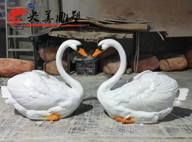 小區園林玻璃鋼仿真愛心天鵝雕塑圖片 小區園林玻璃鋼仿真愛心天鵝雕塑圖片