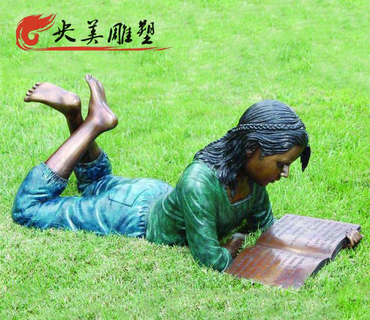 公園園林?jǐn)[放玻璃鋼仿銅趴姿看書西方女孩雕像圖片 公園園林?jǐn)[放玻璃鋼仿銅趴姿看書西方女孩雕像圖片