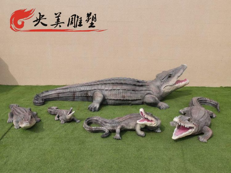 動物園戶外擺放玻璃鋼仿真鱷魚動物小品組合雕塑圖片 動物園戶外擺放玻璃鋼仿真鱷魚動物小品組合雕塑圖片