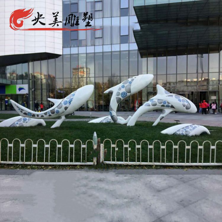 購物廣場中心擺放玻璃鋼彩繪抽象海豚群景觀雕塑圖片 購物廣場中心擺放玻璃鋼彩繪抽象海豚群景觀雕塑圖片