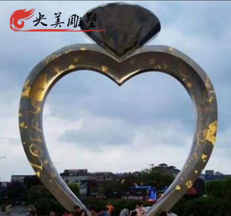 商場戶外擺放不銹鋼心型鉆石戒指景觀雕塑圖片 商場戶外擺放不銹鋼心型鉆石戒指景觀雕塑圖片