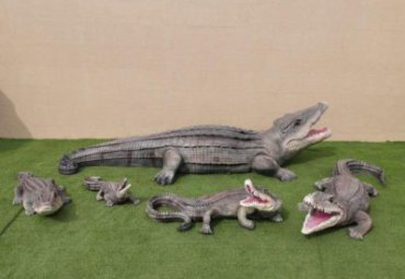 動物園戶外擺放玻璃鋼仿真鱷魚動物小品組合雕塑